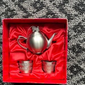 Elegant Silver Teapot Set with Cups